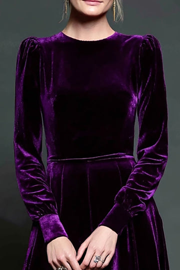 Uma linha de vestido formal de veludo roxo escuro com mangas compridas